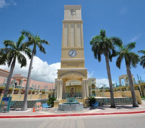 Boca Raton, Clocktower and statue with palm trees