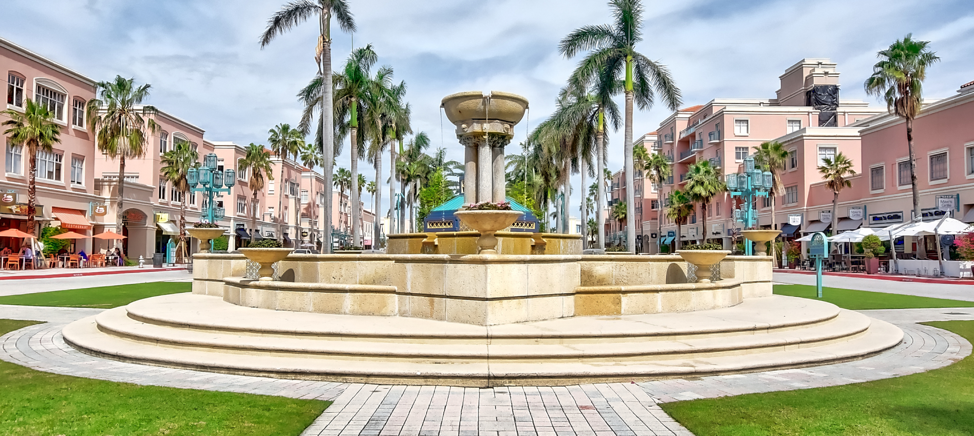 Boca Raton community square with large fountain as centerpiece